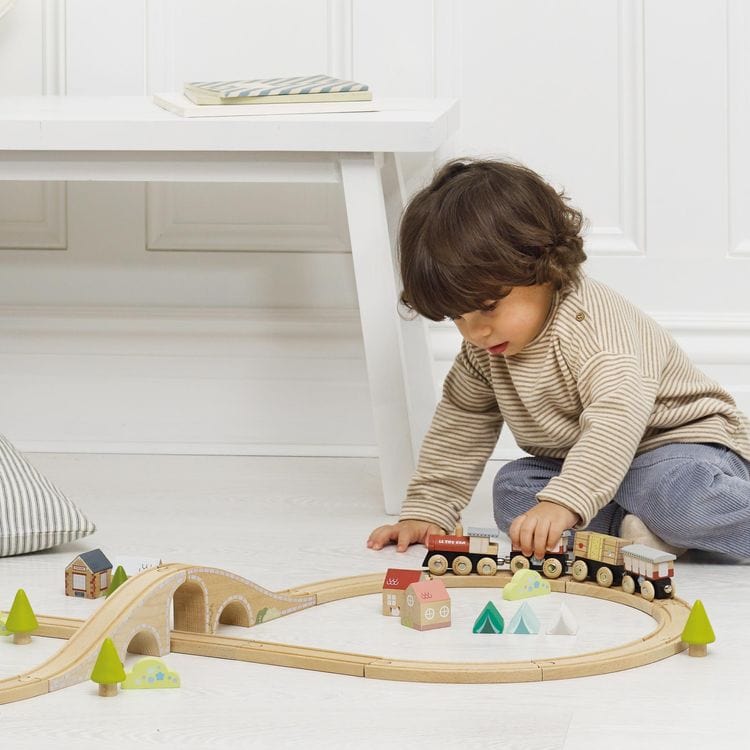 Figure 8 Wooden Train Set - 40 Pieces